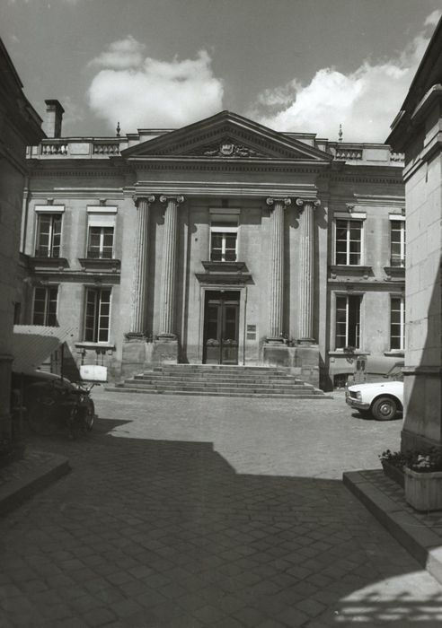 façade sur la cour d’honneur, vue partielle