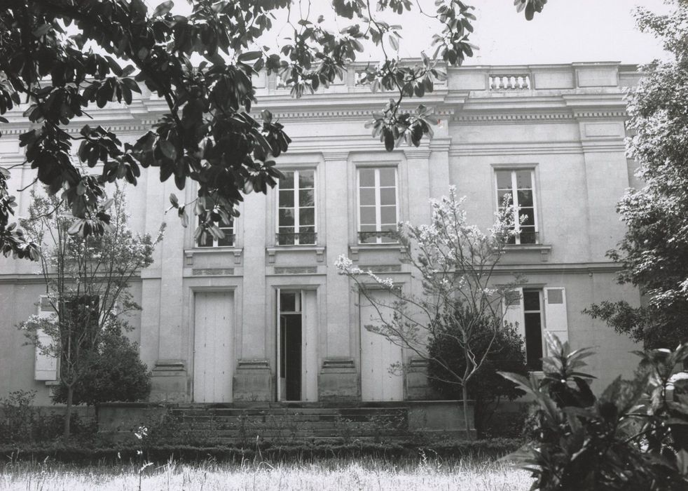 façade sur jardin, vue partielle