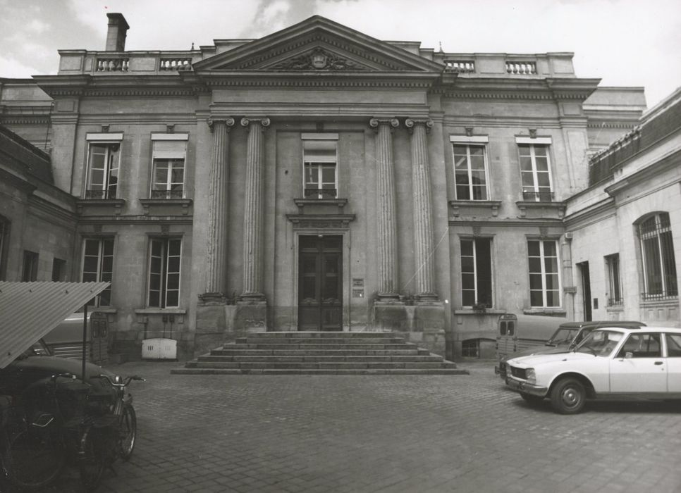 façade sur la cour d’honneur