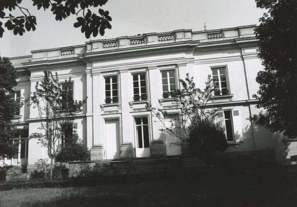 façade sur jardin, vue partielle