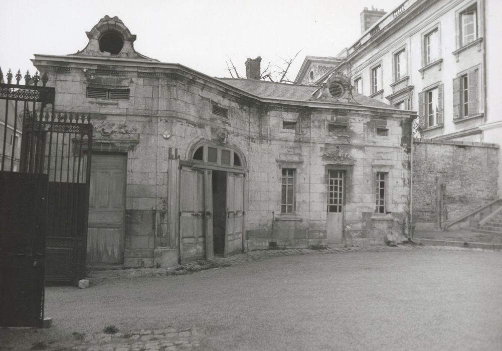 communs, façade sur cour