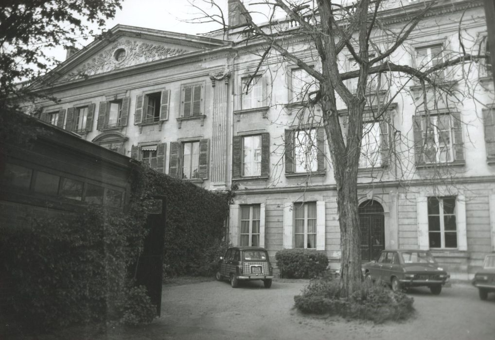 vue partielle des façades sur cour