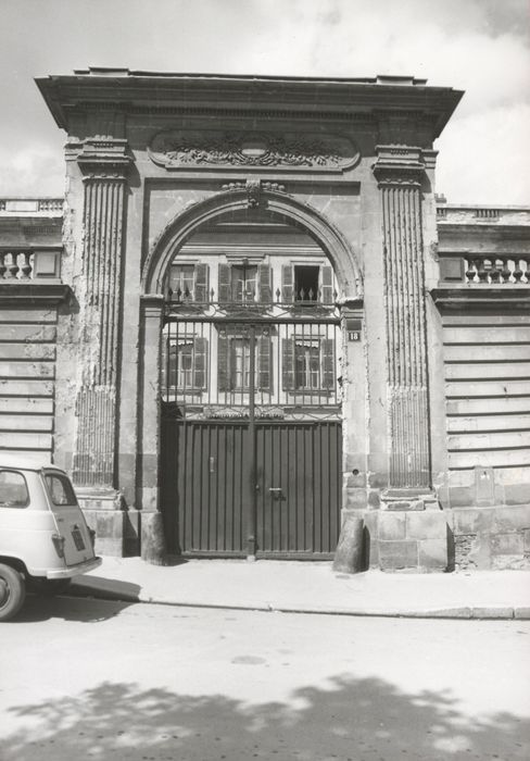 portail monumental sur rue