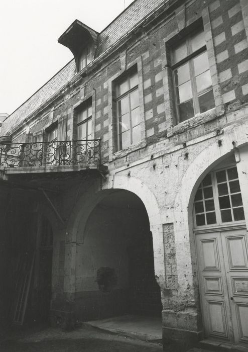 aile sud, façade sur cour, vue partielle