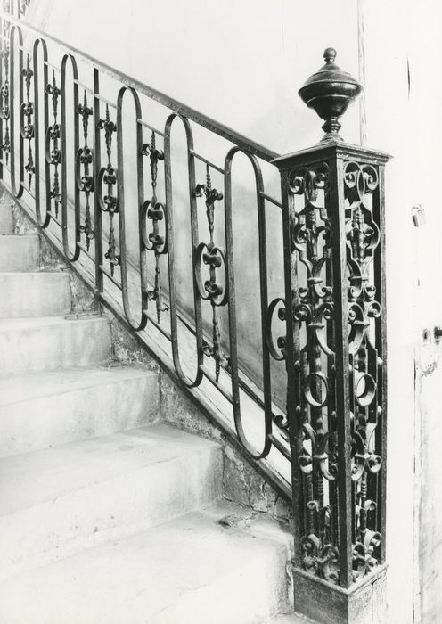 escalier principal, détail de la rampe en fer forgé