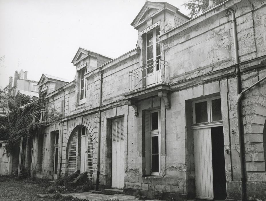 communs dans le fond du jardin