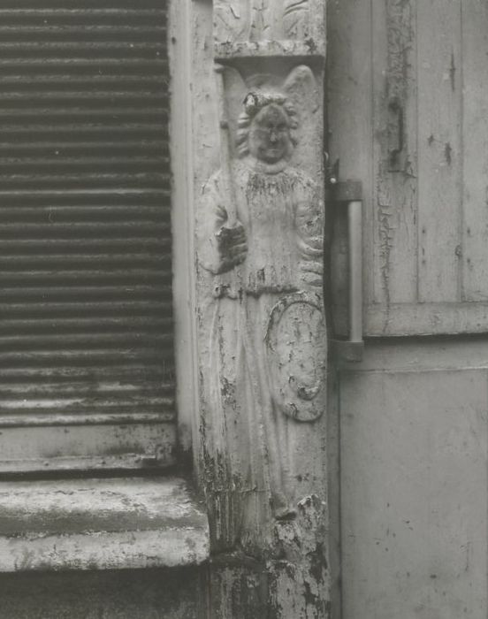 façade sur rue, porte d’accès, détail du jambage de gauche