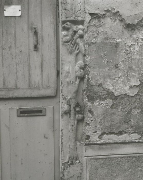 façade sur rue, porte d’accès, détail du jambage de droite