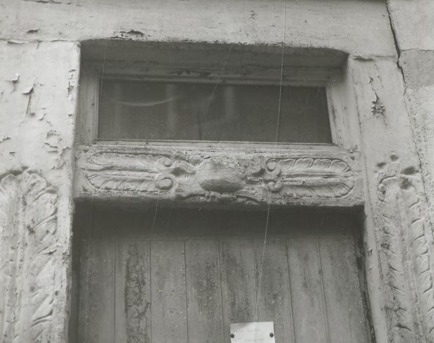 façade sur rue, porte d’accès, détail du linteau