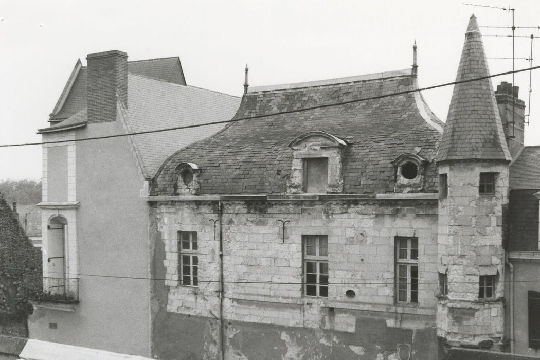 façade sur rue, vue partielle