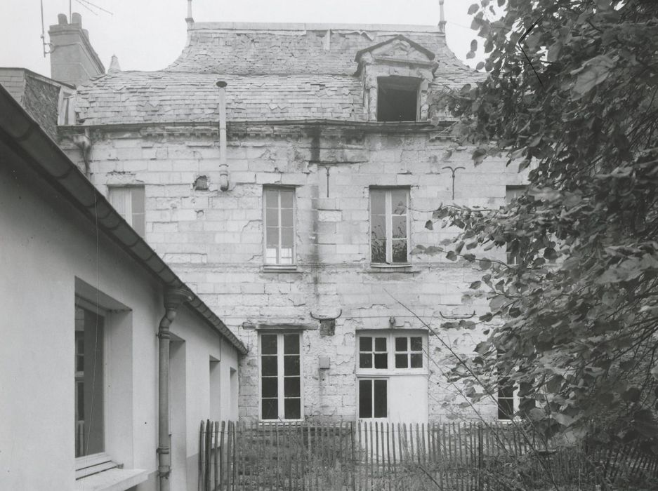 façade sur cour, vue partielle