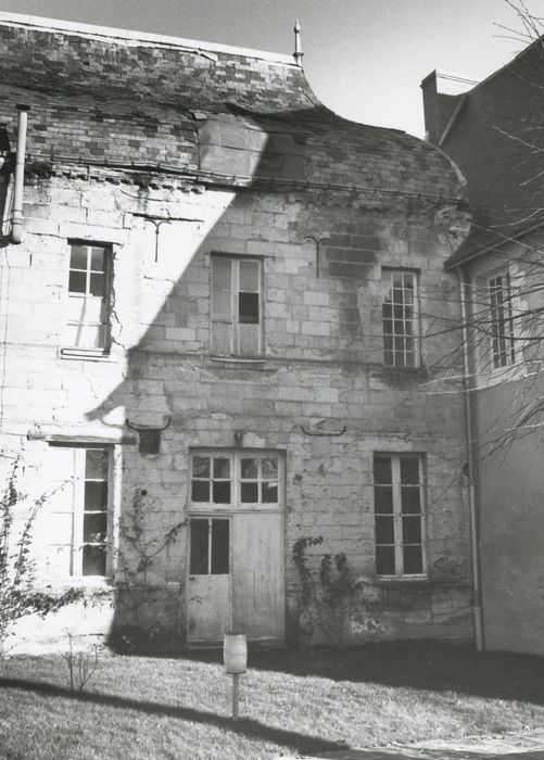 façade sur cour, vue partielle