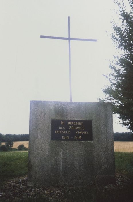 stèle à la mémoire des Zouaves ensevelis à cet endroit pendant la 1ère Guerre mondiale