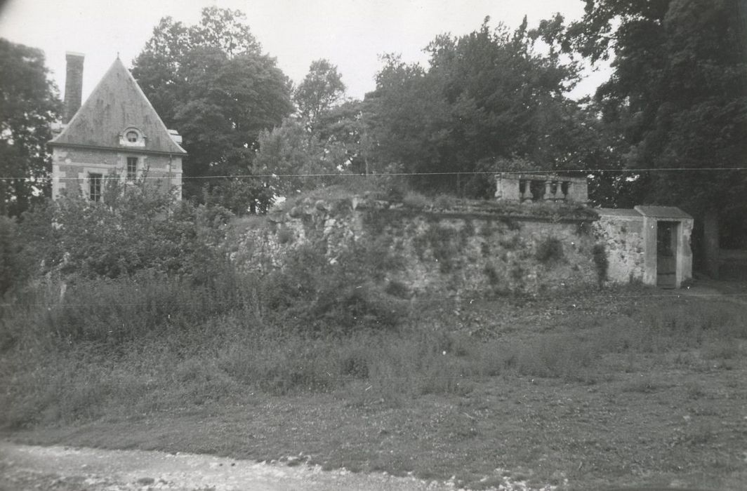 vue partielle du pavillon est dans son environnement depuis l’Est