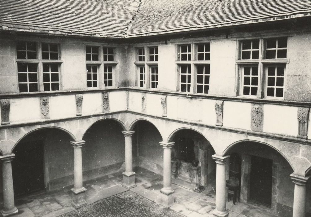 cour intérieure, vue partielle des façades