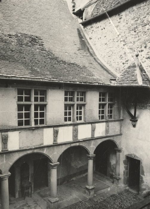 cour intérieure, vue partielle des façades