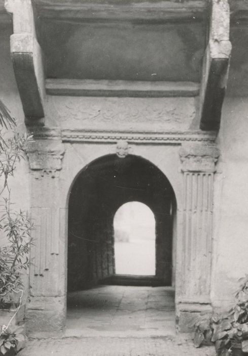 cour intérieure, passage d’accès sous la poterne