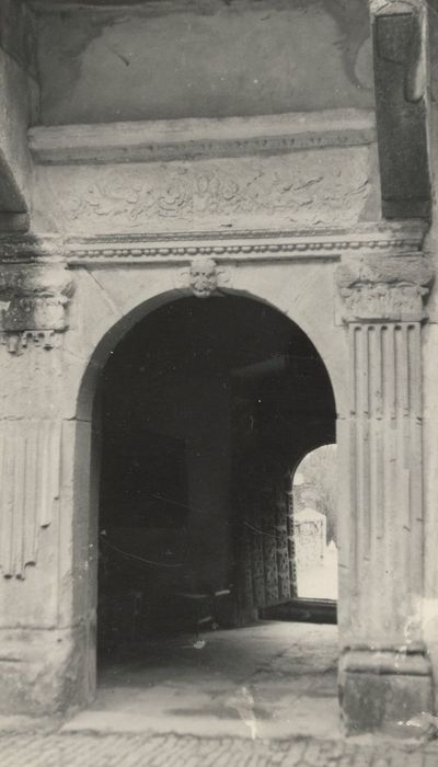 cour intérieure, passage d’accès sous la poterne