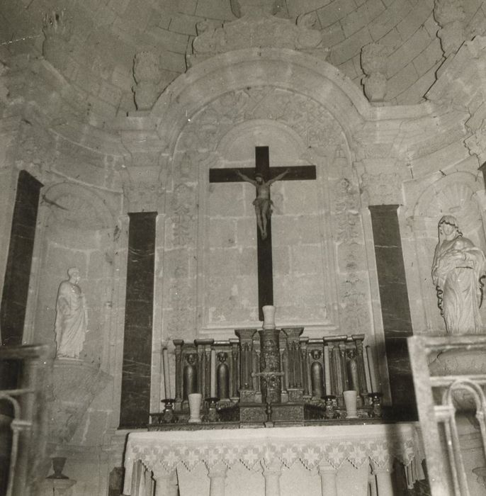 statue : Christ en croix