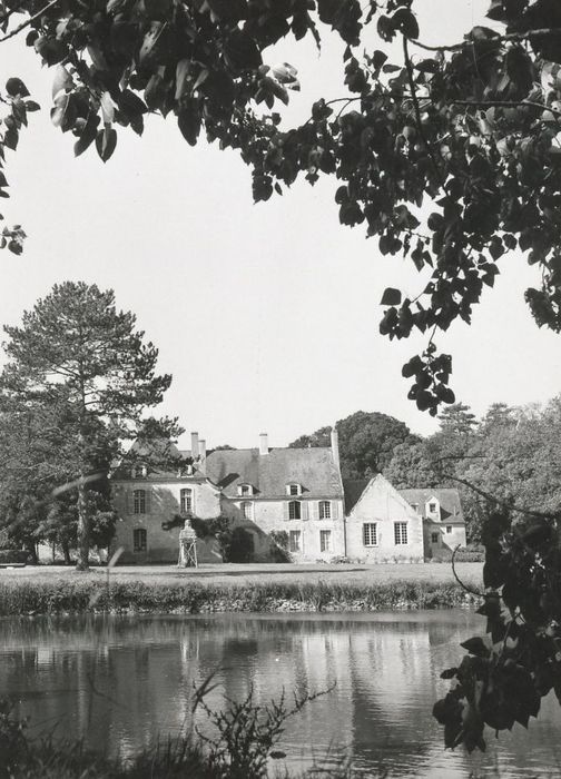 vue générale du château dans son environnement depuis l’Est