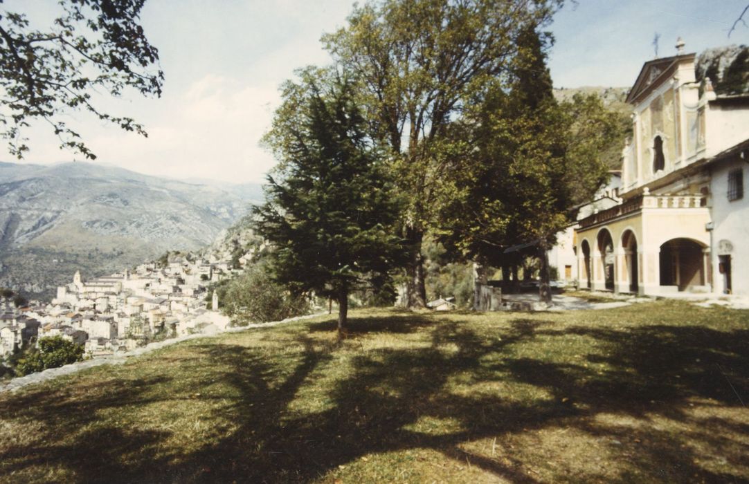 vue partielle de l’église abbatiale et du village de Saorge depuis la terrasse ouest