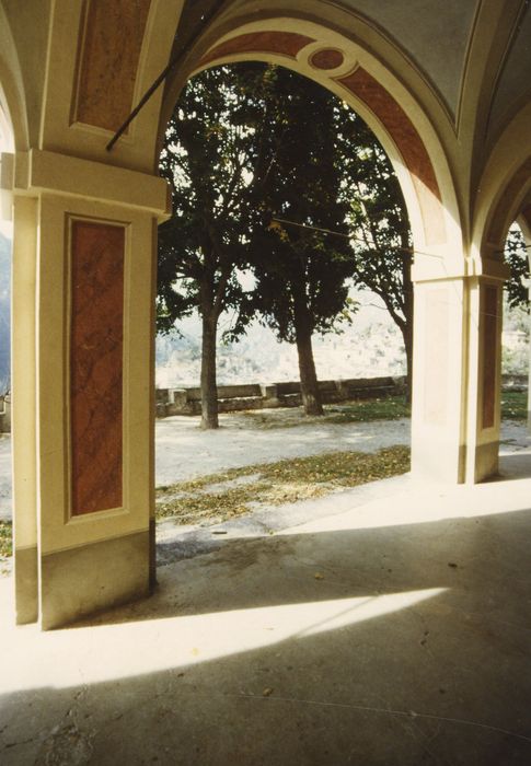 église abbatiale, porche ouest, vue partielle