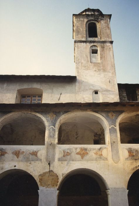 clocher, élévation sud au-dessus du cloître