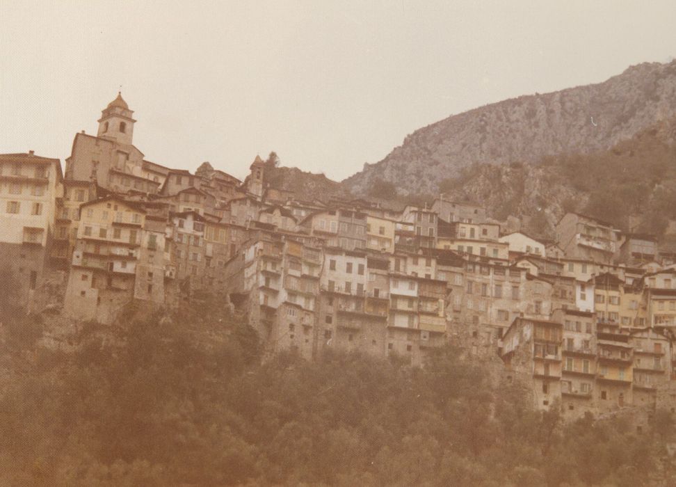 vue générale de l’église dans son environnement depuis le Sud