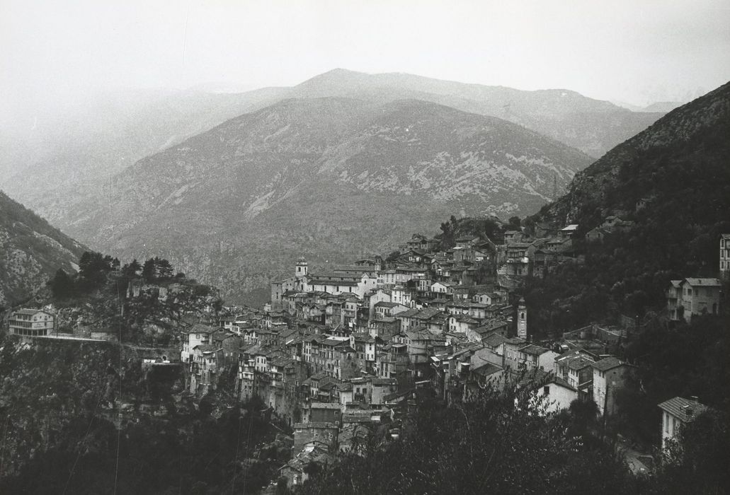 vue générale de l’église dans son environnement depuis l’Est