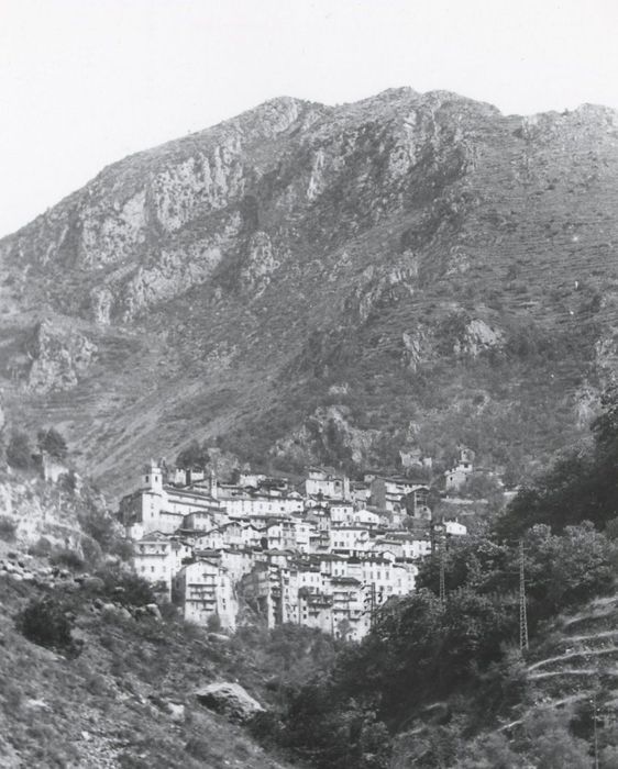 vue générale de l’église dans son environnement depuis le Sud