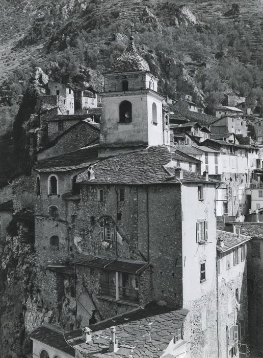 vue générale de l’église dans son environnement depuis l’Est