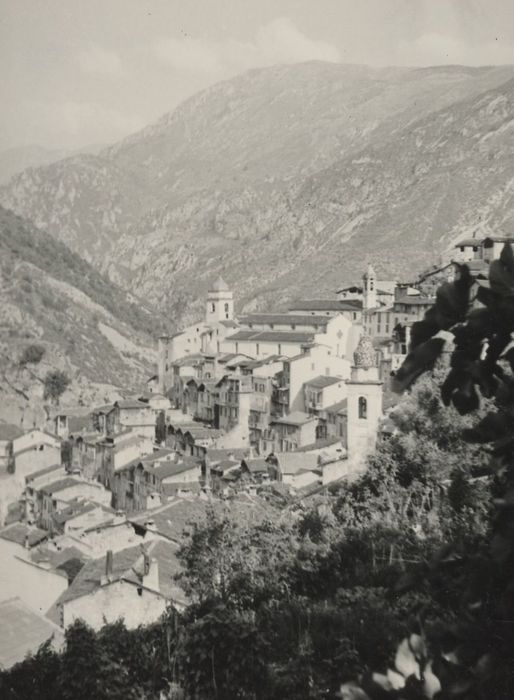 vue générale de l’église dans son environnement depuis le Nord-Est