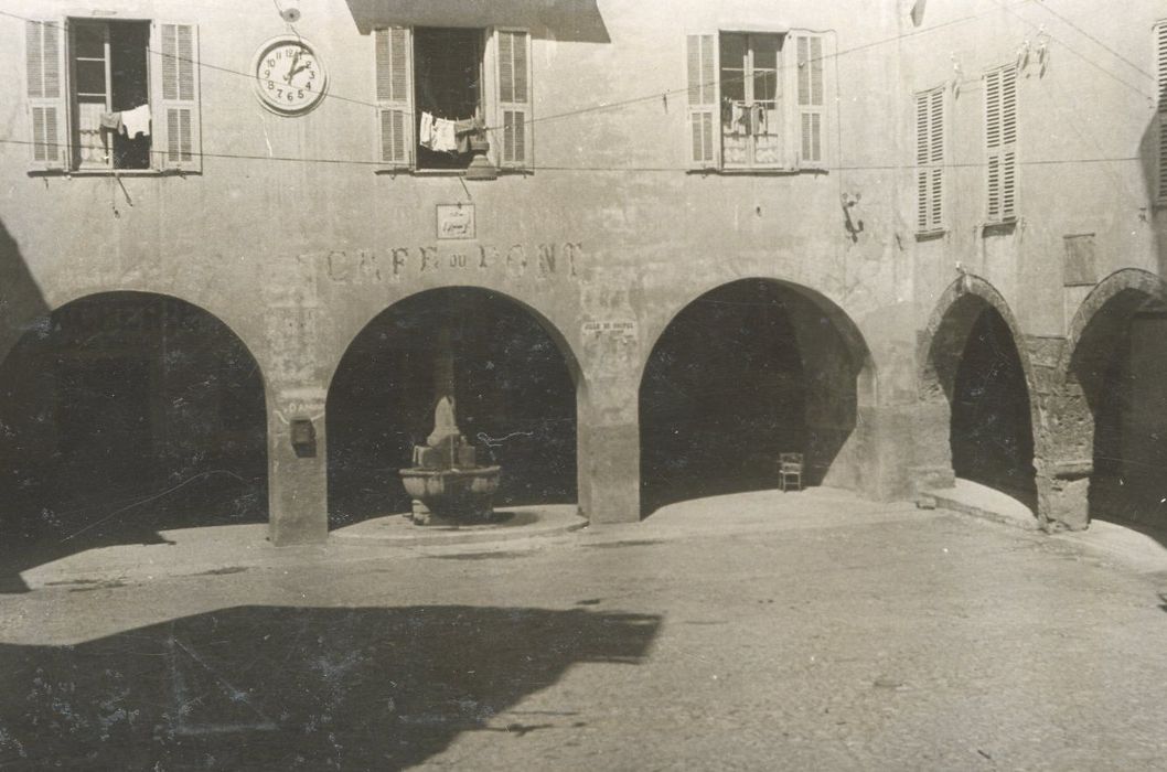 vue générale de la fontaine dans son environnement