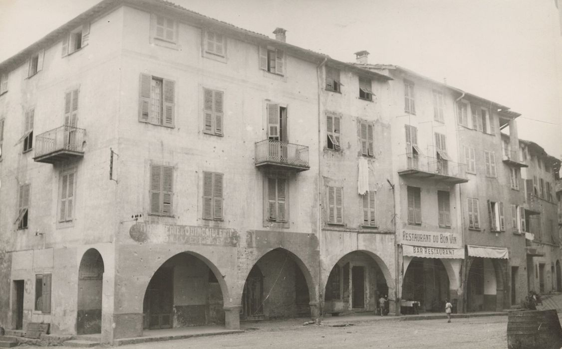 façades sud des immeubles bordant la place au nord