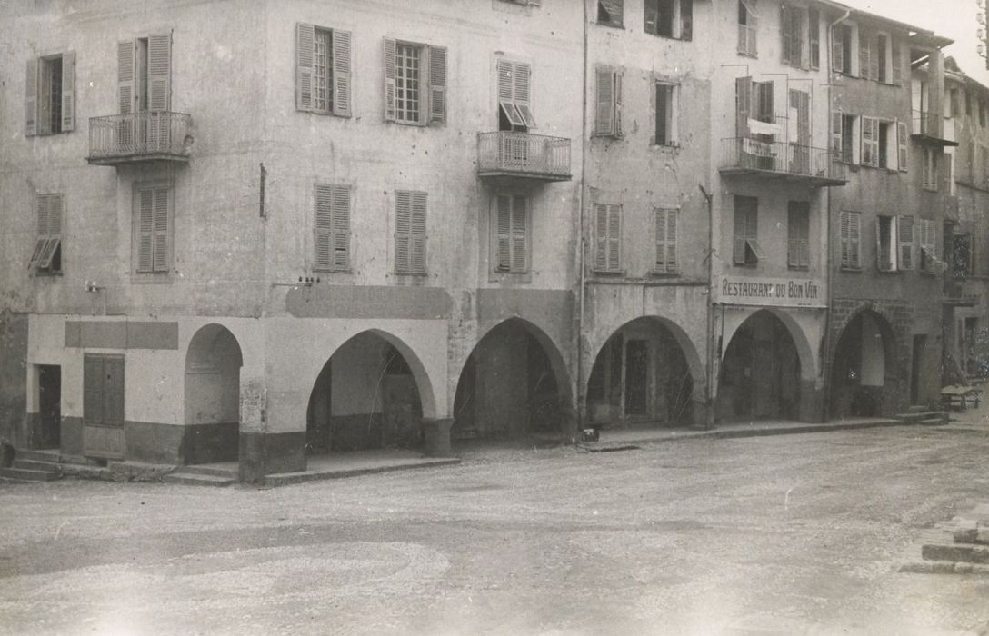 façades sud des immeubles bordant la place au nord