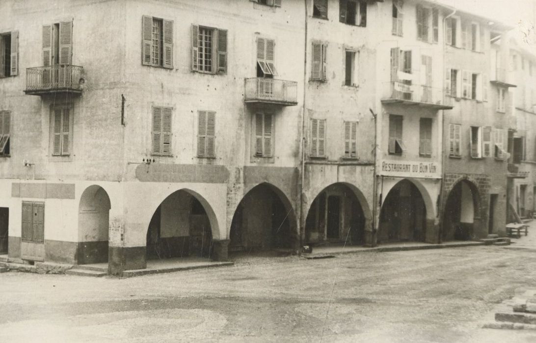 façades sud des immeubles bordant la place au nord