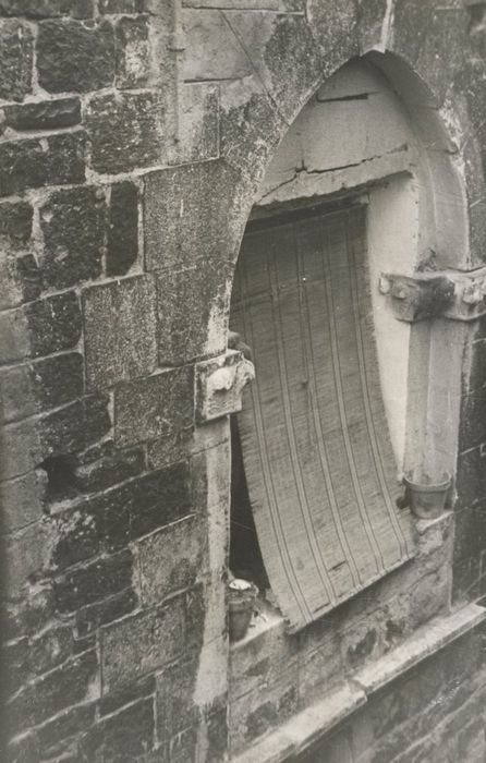 façade sur la rue Saint-Pierre, détail d’une baie