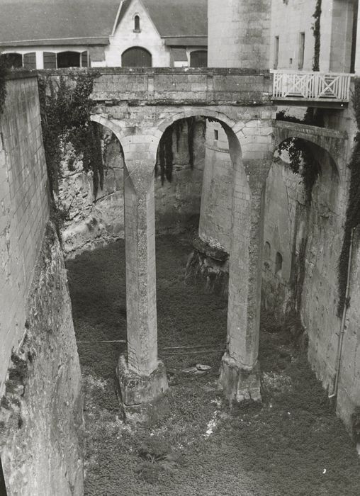 pont enjambant les fossés nord-ouest