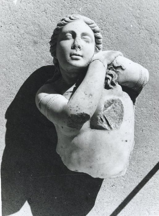 statue (fragment) : Vénus endormie provenant du tympan au-dessus de la porte du pavillon central