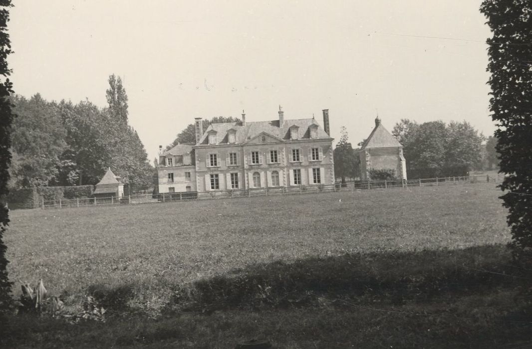 vue générale du château dans son environnement depuis le Sud-Ouest