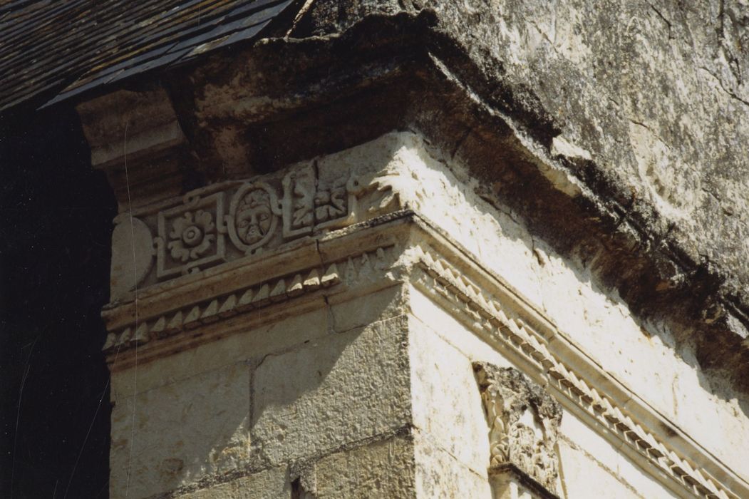 façade sud-est, détail d’une frise décorative, lucarne d’extrême gauche