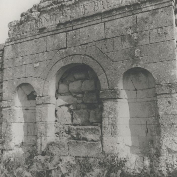 ancienne porte encadrée de 2 niches