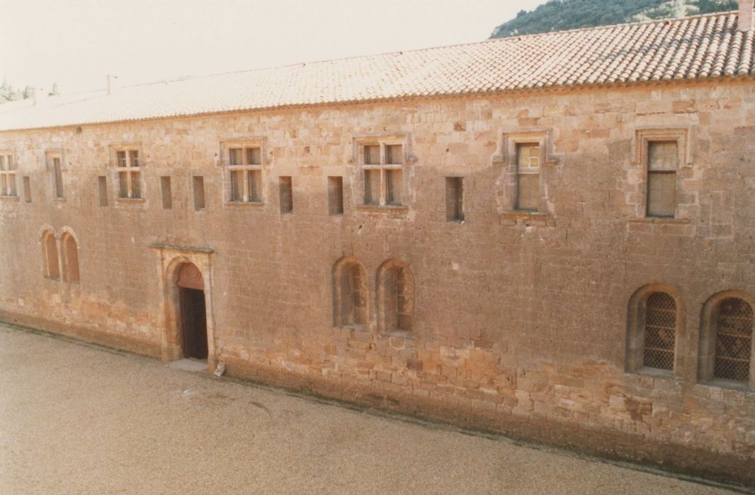 façade du grand cellier sur la cour d’honneur