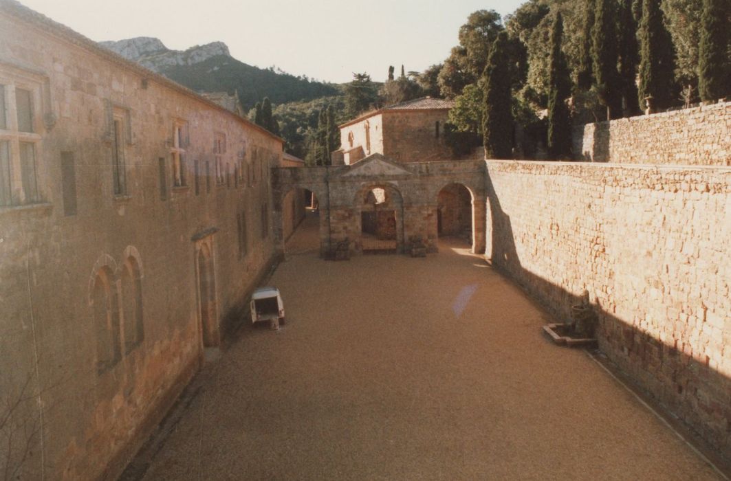 cour d’honneur en direction de l’ouest