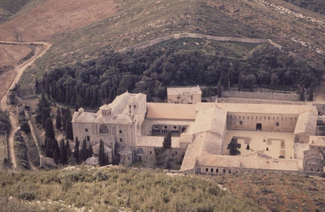 vue générale des bâtiments depuis le sommet de la colline située à l’Est (la croix de Fontfroide)