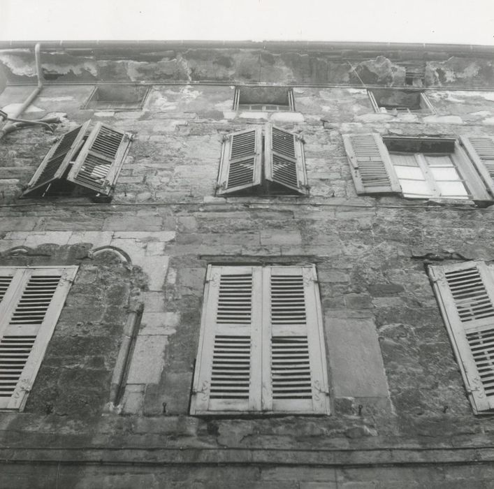 façade sur rue, vue partielle