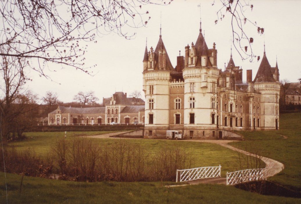 vue générale du château dans son environnement depuis le l’Ouest