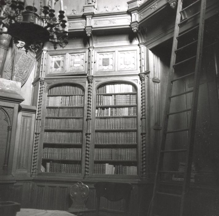 bibliothèque, vue partielle des lambris de revêtement