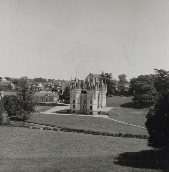 vue générale du château dans son environnement depuis l’Ouest