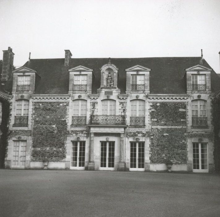 cour d’honneur, aile est, façade ouest